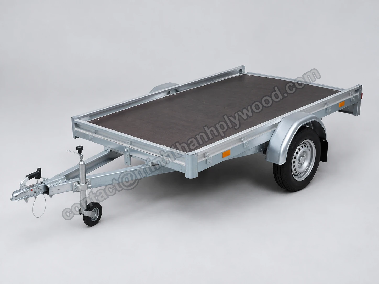 Een aanhanger met donker structuurdek en zilverkleurige metalen rails