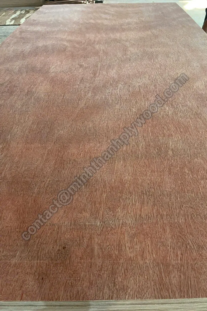 Detail van Bintangor-dekfineer met roodbruine kruisdradige tekening en fijne donkere spikkels
