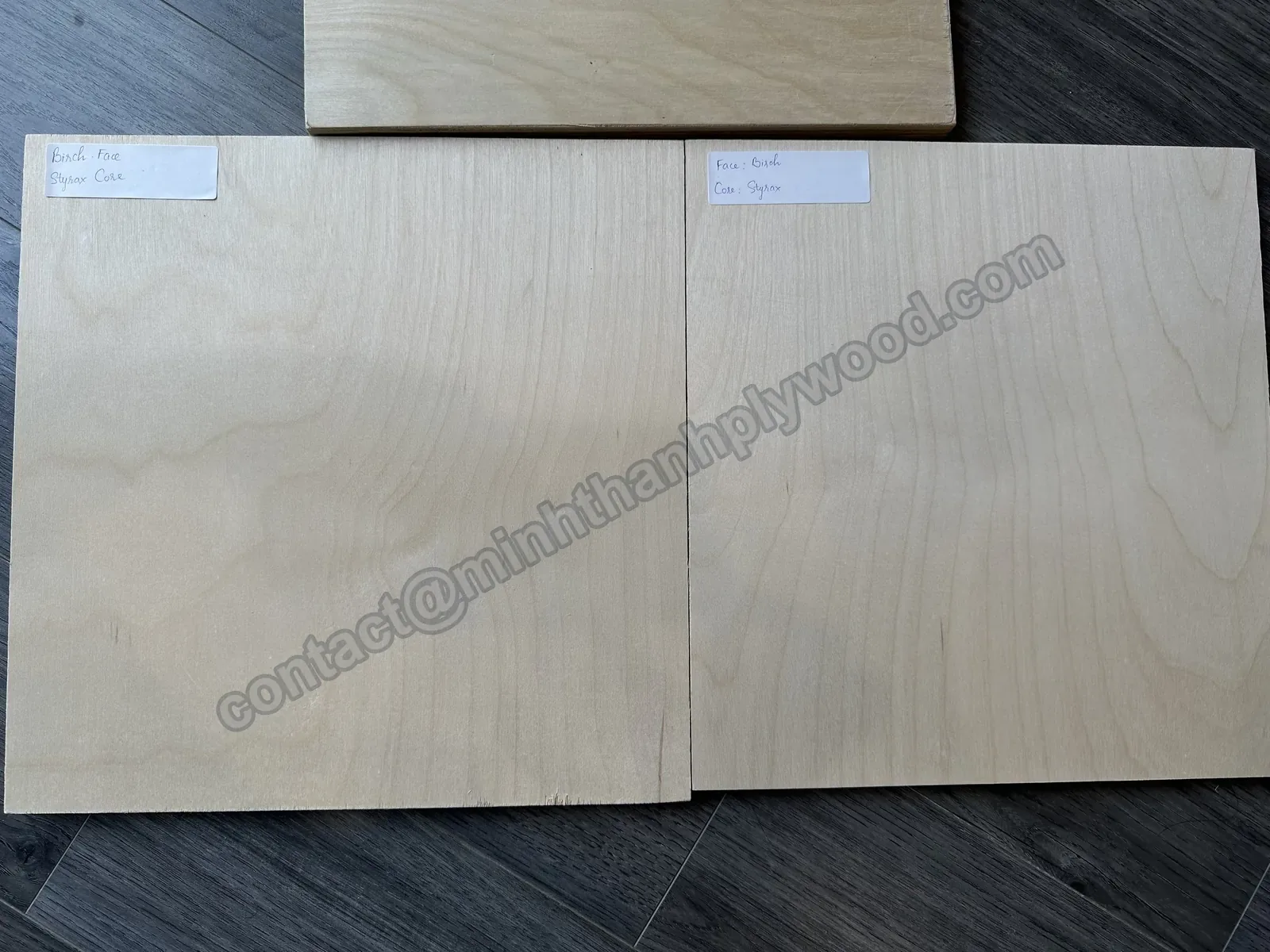 Due campioni con facce in betulla ed etichette manoscritte «Birch Face, Styrax Core»