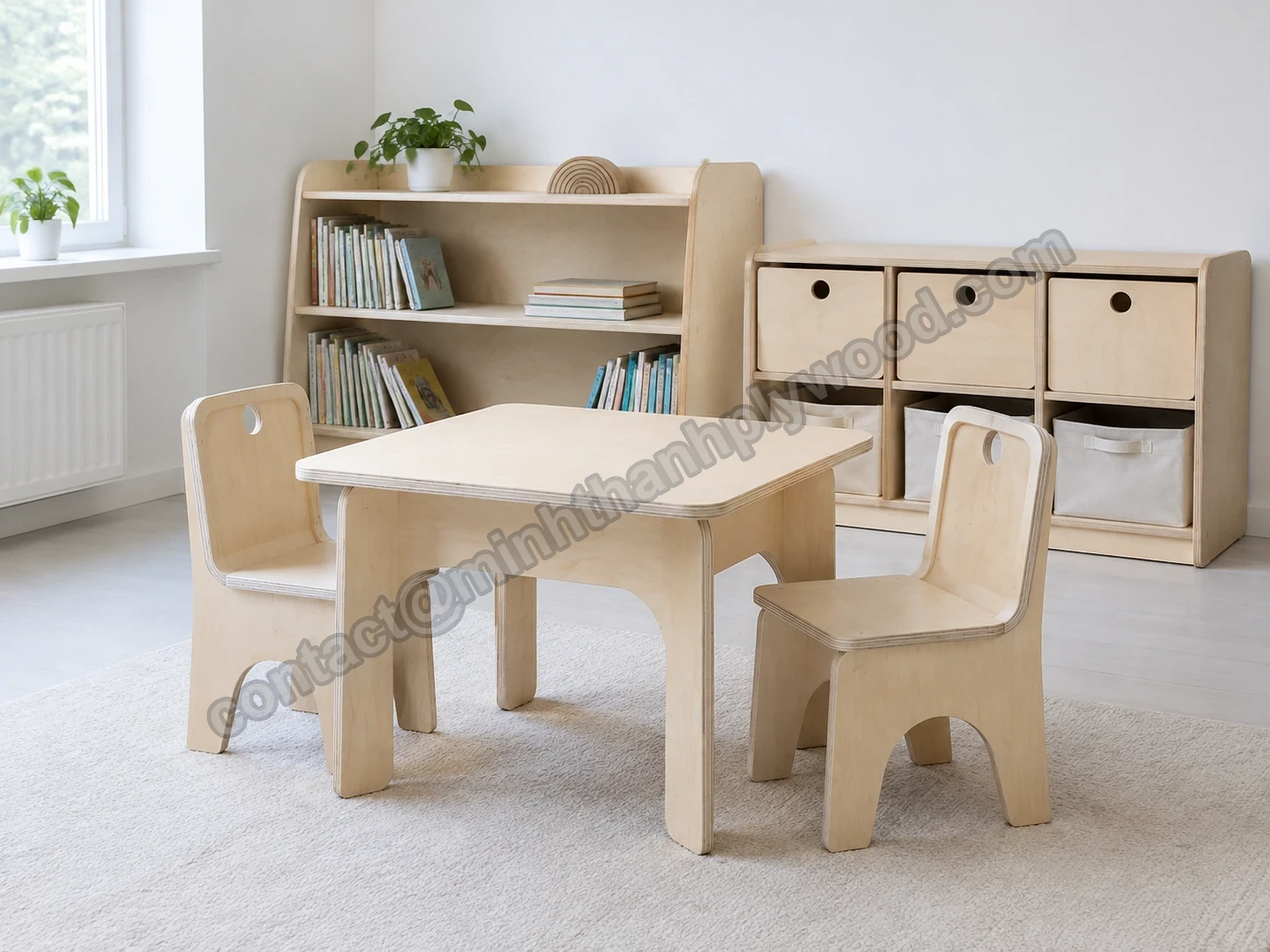 Table, chaises et rangement en contreplaqué clair dans une chambre d'enfant