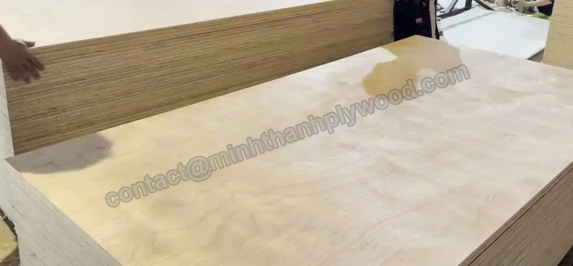 Faccia di un pannello con sfogliato naturale presentata accanto a un altro pannello per mobili