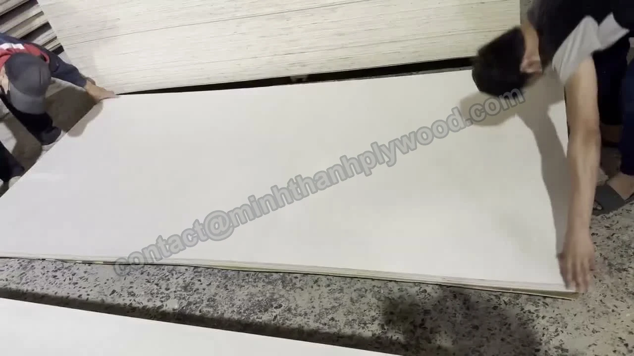 Pannello intero per mobili sostenuto durante la movimentazione in fabbrica