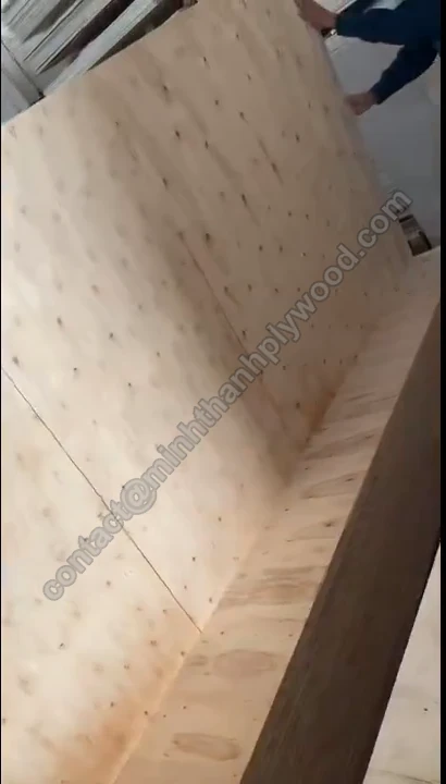 Een gebruiksplaat boven een stapel gehouden met zichtbare gelaagde rand.