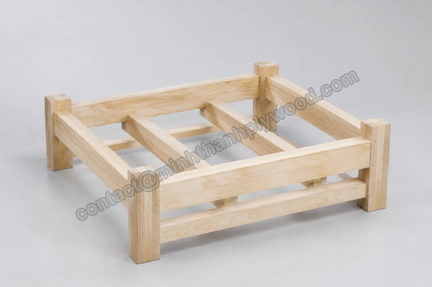 Een rechthoekig houten steunframe op een lichte studiovloer.