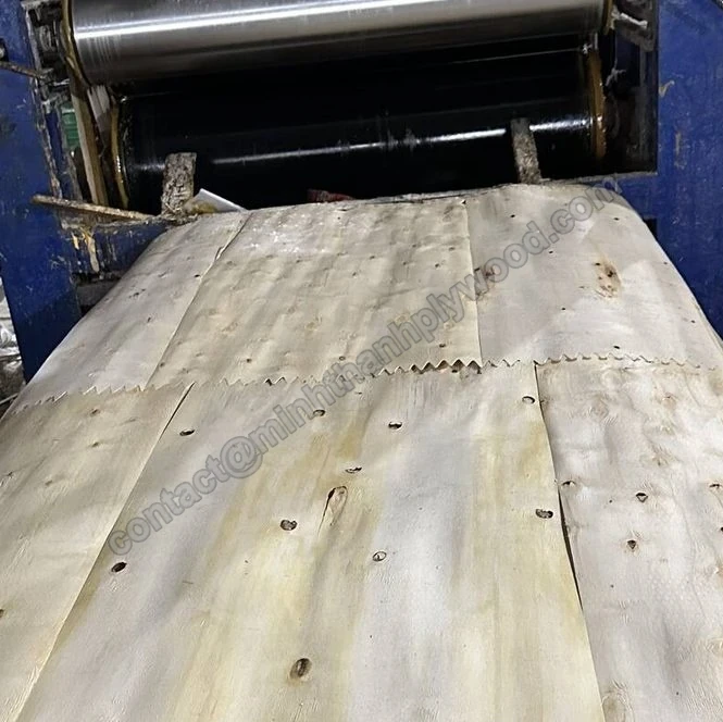 Jointed core veneer sheet with zigzag joints leaving a core composer machine
