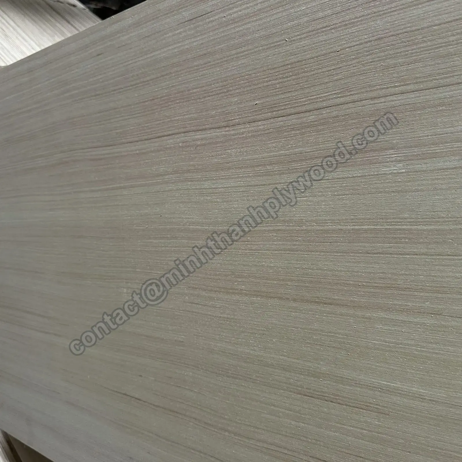 Engineered veneer surface with a consistent linear pattern