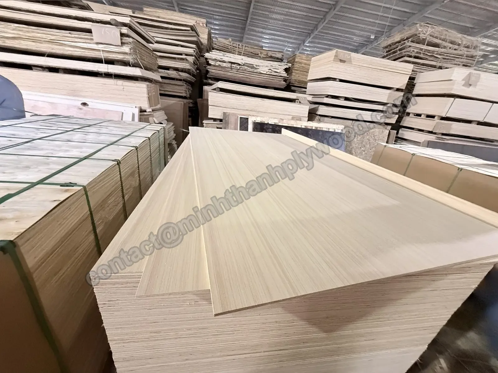 Fogli di compensato EV disposti a ventaglio, con tranciato ricomposto effetto rovere chiaro a venatura diritta