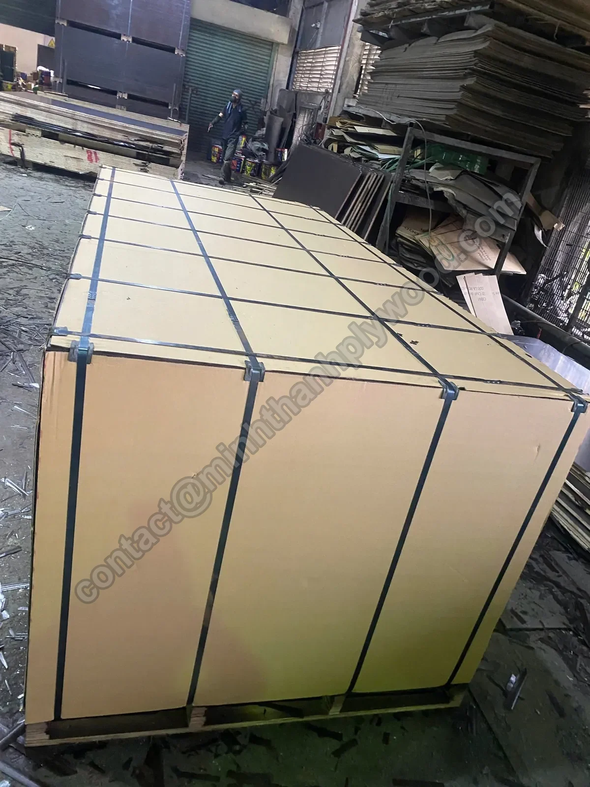 Een exportpakket met karton, hoekbeschermers en staalband op een palletbasis