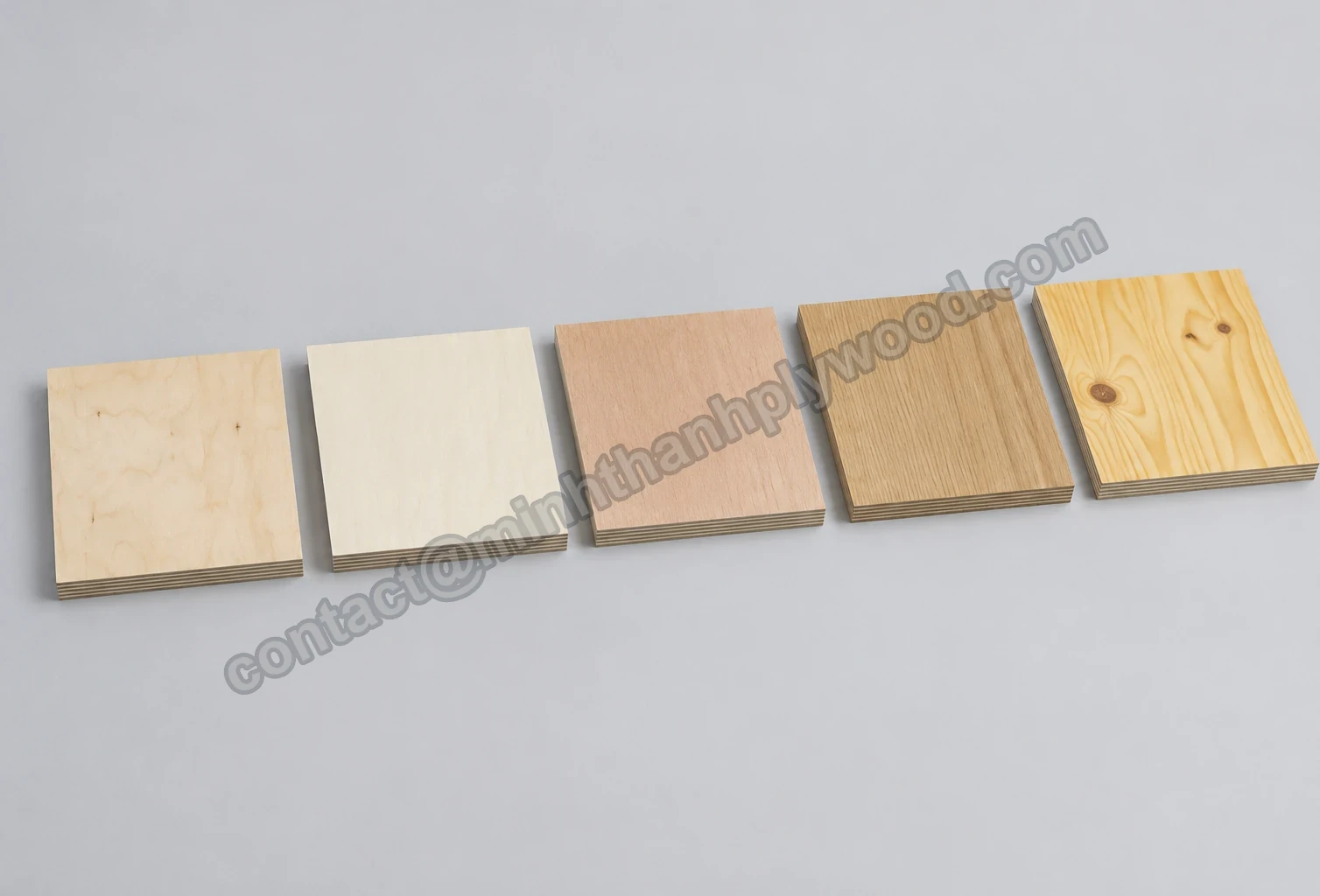 Vijf multiplexmonsters naast elkaar op grijs: licht met rustige tekening, crèmewit, roze-beige, eikenlook met rechte nerf en noestig honinggeel, met zichtbare gelaagde randen