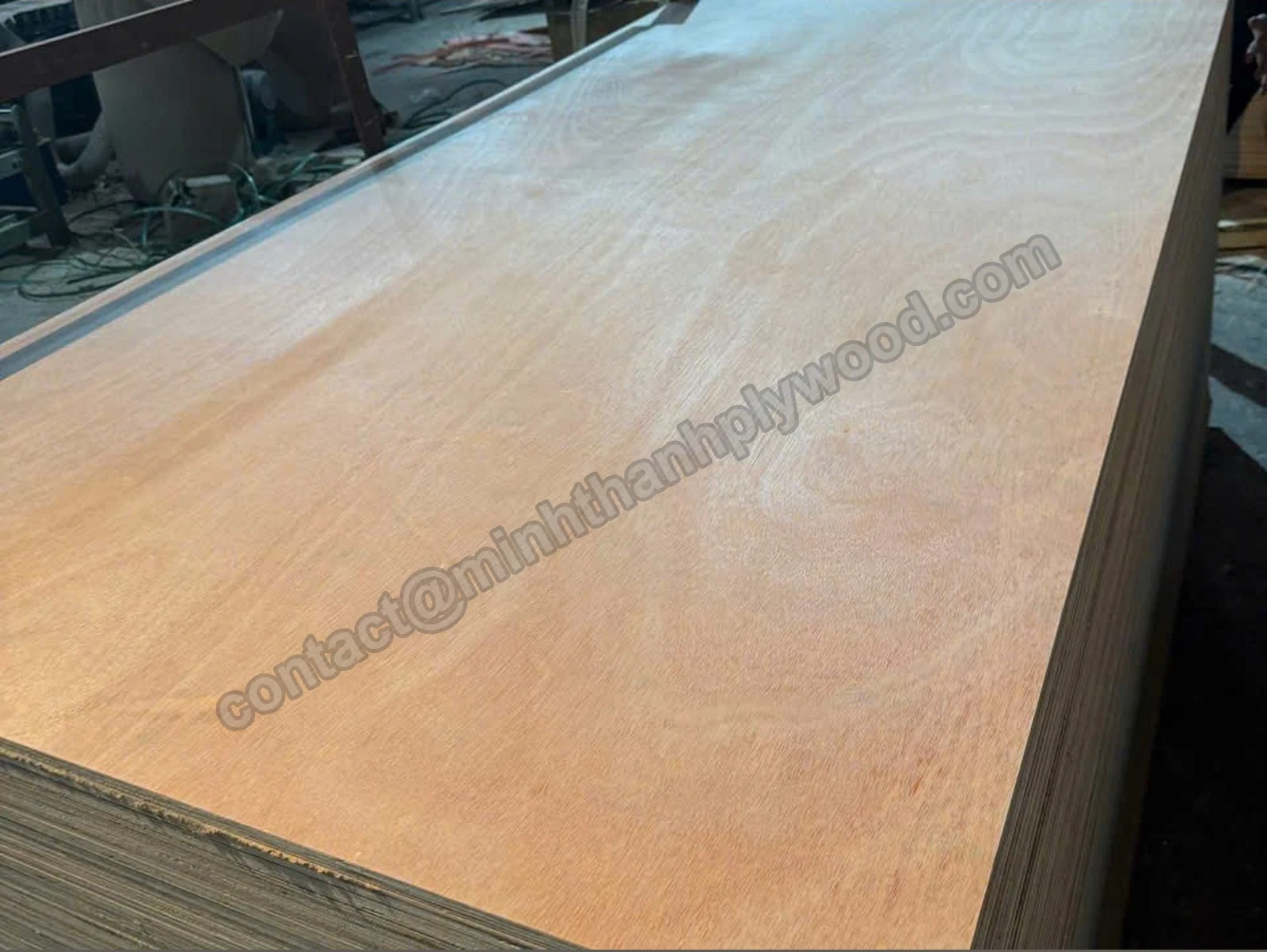 Pannello con facce in okoumé rosa-arancio venate su una pila