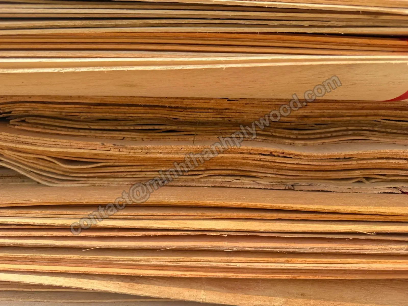 Placages d’âme séparés empilés avant pressage, fins chants irréguliers visibles
