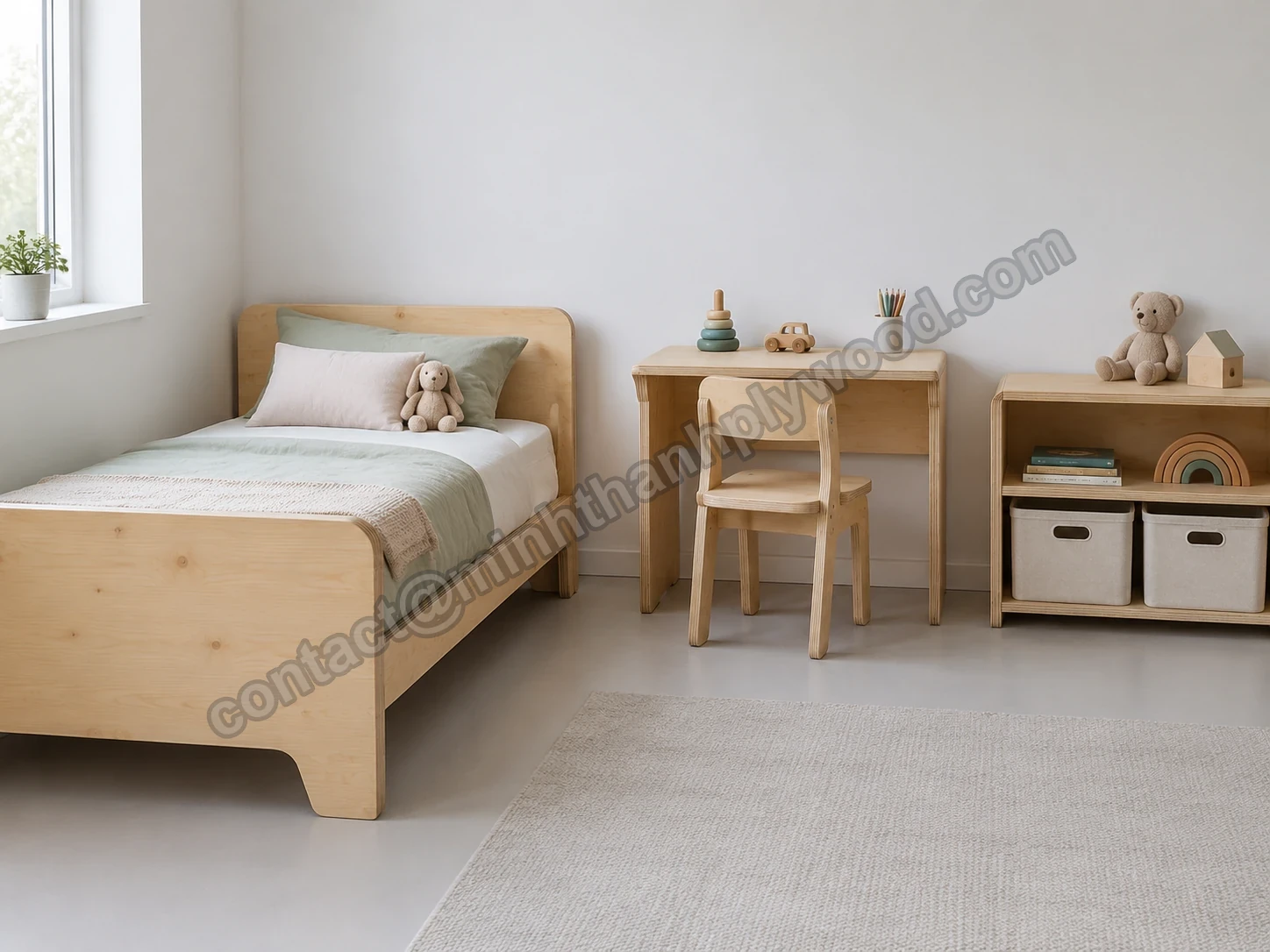 Kinderkamer met grenen bed, bureau, stoel en speelgoedkast in lichte honingnerf