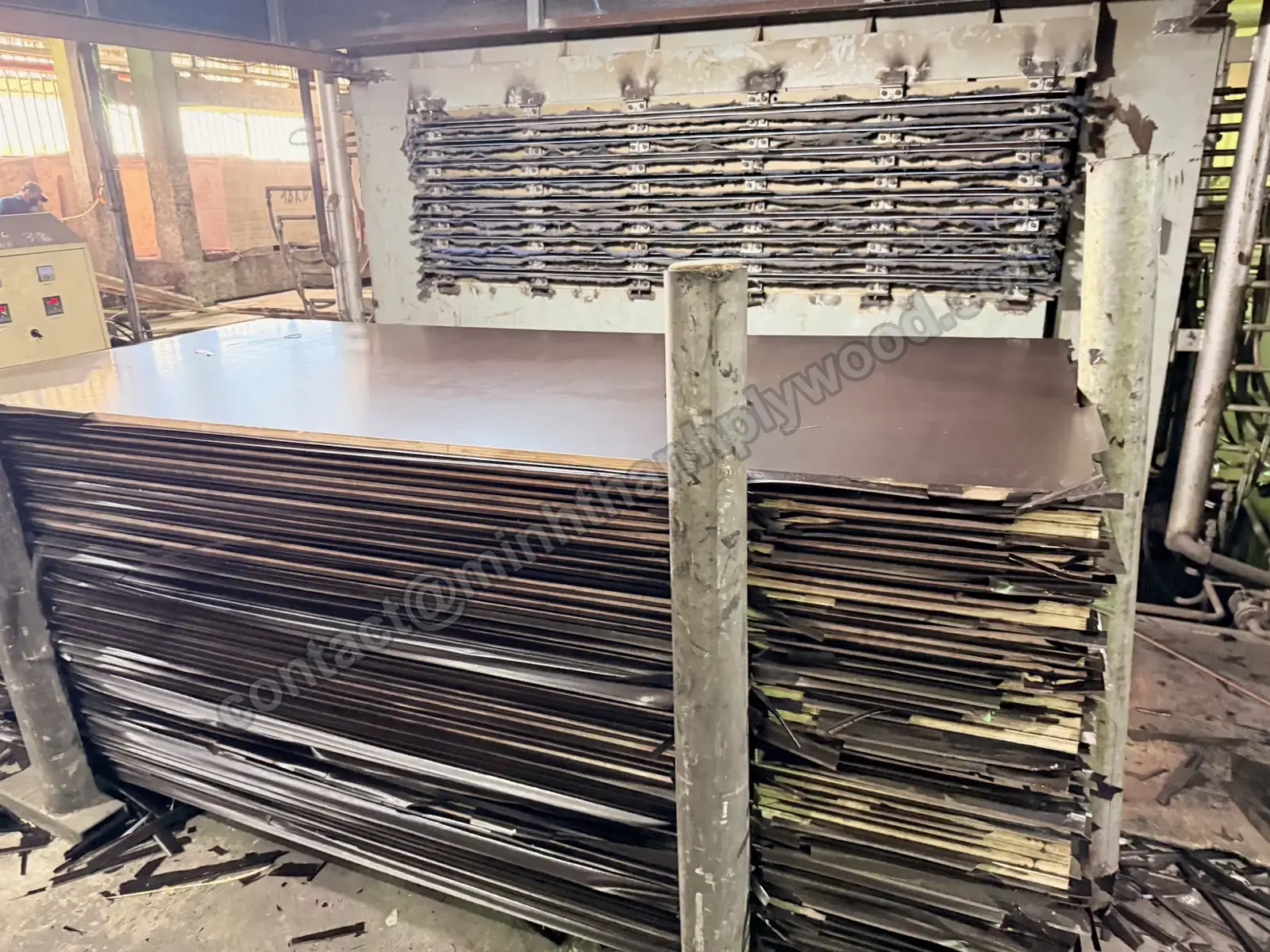 Multi-opening hot press closed on a load of plywood panels