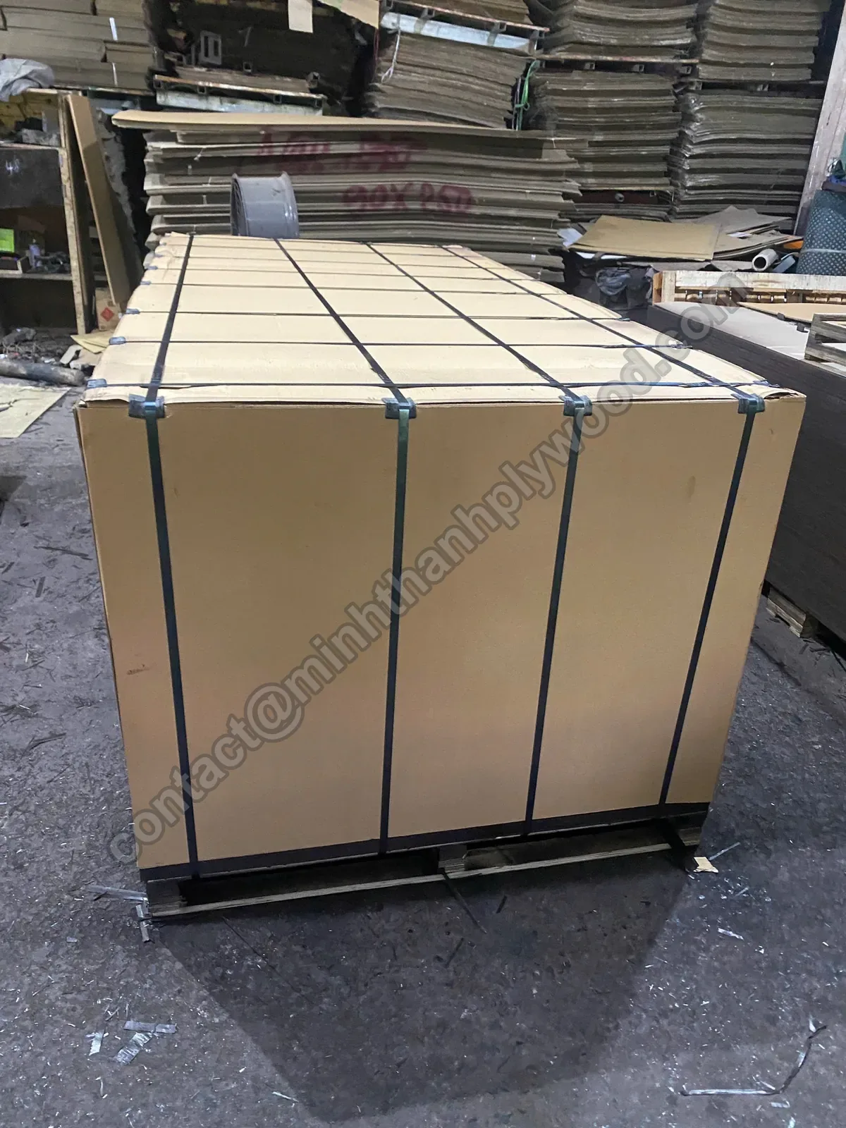 Multiplexpalletpakket: kraftkarton met vier staalbanden op multiplexbasis