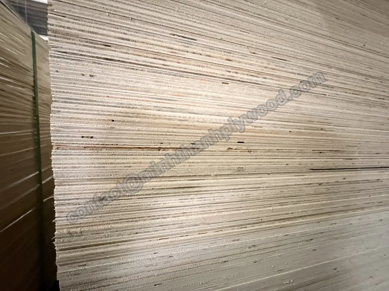 Edges of a stack of finished plywood panels showing even veneer layers