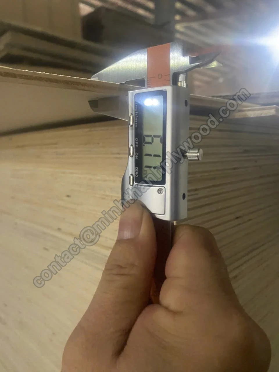 Digitaalinen työntömitta 6&nbsp;mm poppelivanerilevyllä, lukema noin 6,11&nbsp;mm